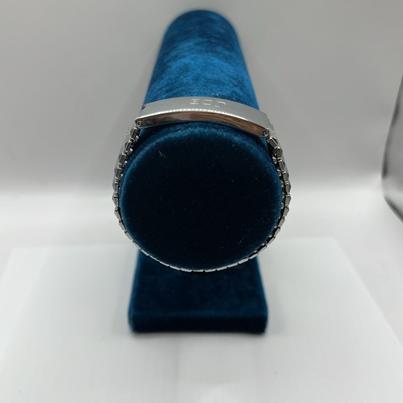 Silver Men's According Expandable Bracelet
Monogramed JOE. 70s Style Bracelet - Picture 6 of 15